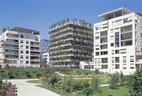 Paryski 'Flower Tower' projektu Edouarda Francois. Sąsiednie, tradycyjne budynki z zielenią tylko na tarasach najwyższych pięter.