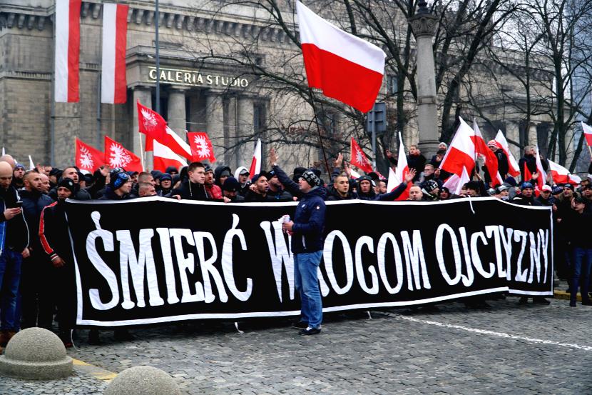 Grupa kibiców, którzy przyjechali na Marsz Niepodległości 2018