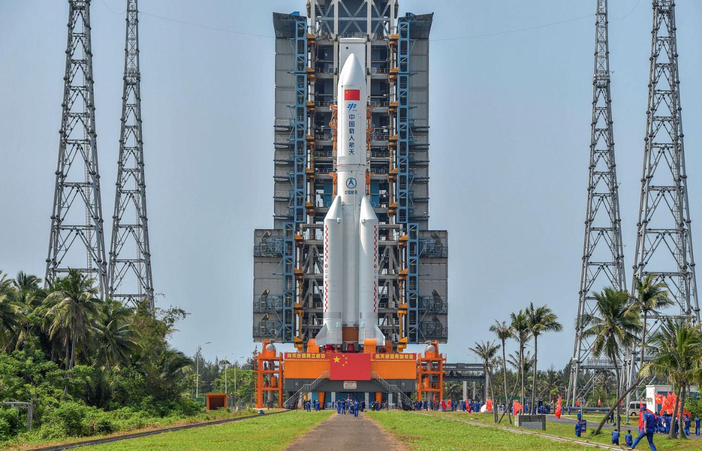 Główny moduł chińskiej stacji kosmicznej Tianhe na rakiecie Long March-5B.