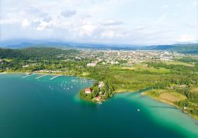 Jezioro w centrum uwagi

Klagenfurt leży nad we wschodniej zatoce jeziora Wörthersee, które jest najcieplejszym jeziorem w Alpach. Latem temperatura wody dochodzi tu do przyjemnych 28 stopni. Jezioro jest magnesem, który przyciąga w te rejony spragnionych klasycznego urlopu nad wodą – można się tu kąpać, pluskać przy łagodnych brzegach, pływać statkiem czy uprawiać inne sporty wodne – jak i miłośników aktywnego wypoczynku – w pobliżu znajduje się wiele atrakcyjnych i zróżnicowanych tras pieszych i rowerowych, a także kilka obiektów atrakcyjnych turystycznie (m.in. park miniatur Minimundus czy wieża widokowa Pyramidenkogel).