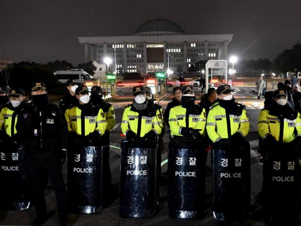 Koreańska policja przed parlamentem, 3 grudnia 2024 r.