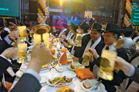 Dzień Hutnika obchodzony przez pracowników KGHM. Panowie poprzebierani za bogaczy. Panie miały oddzielną imprezę.