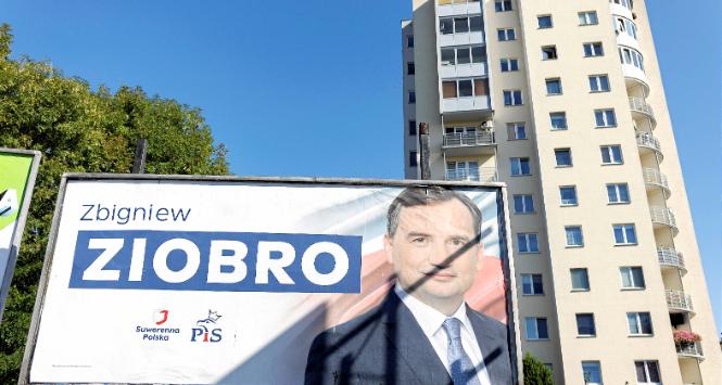 Zbigniew Ziobro jest jedynką listy wyborczej PiS w Rzeszowie. Tu jako minister sprawiedliwości 18 września 2023 r. wręczył sztandar w Zakładzie Karnym.
