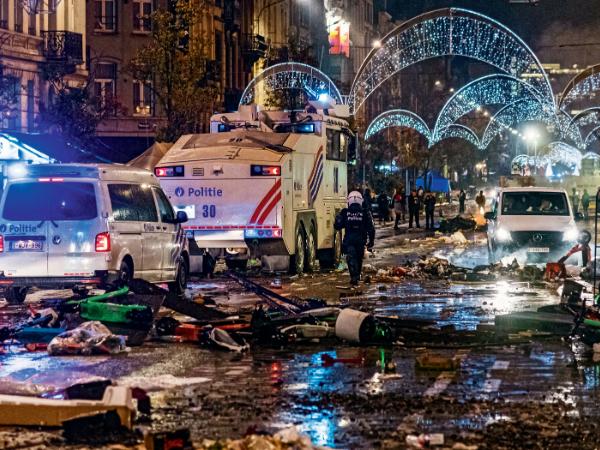 Starcia wyglądały dramatycznie, zwłaszcza gdy bojówkarze utworzyli na środku ulicy płonący stos elektrycznych hulajnóg.