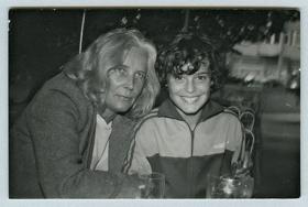 Córka Agnieszki Osieckiej, Agata Passent (z prawej), mówi, że choć Agnieszka była pisarką ewidentnie analogową, cyfryzacja jej archiwum stała się koniecznością przede wszystkim po to, by uprzystępnić je publicznie.