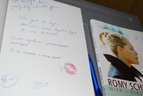 Księga pamiątkowa. Przy wyjściu każdy mógł napisać coś specjalnego dla aktorki. Formy były różne, ale z każdej kartki wyzierał zachwyt (nie, słowa nakreślone na odbitych ustach to - wbrew pozorom - nie angielskie przekleństwo...)