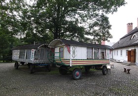 Tarnów, muzeum etnograficzne, romskie wozy przed dworkiem, w którym od 1990 r. jest pierwsza w świecie wystawa poświęcona historii i kulturze Romów .