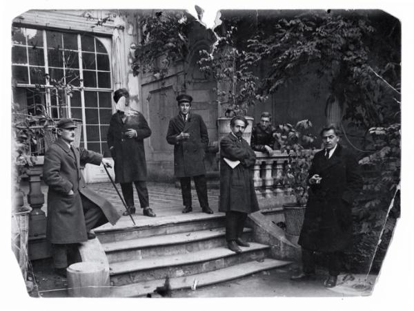 Poeci z Niebieskich Rogów na tarasie siedziby Związku Pisarzy, 1923 r. W środku: Paolo Jaszwili (ze zdrapaną twarzą) i Tycjan Tabidze. Represjonowani twórcy znikali z książek i zdjęć.