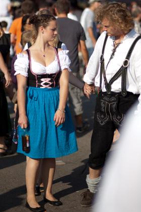 Tradycyjny Dirndl, czyli strój składający się z białej bluzki, gorsetu, spódnicy i fartucha króluje na bawarskich ulicach.