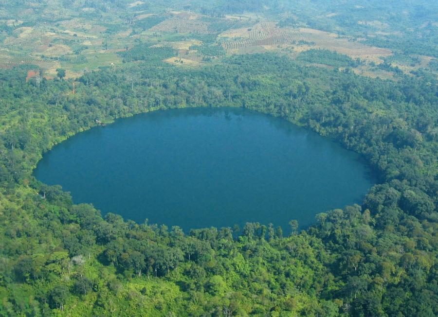 Jezioro Yak Loum w kształcie koła zajmuje wulkaniczny krater liczący 4 tys. lat.