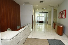 Obszerny hol i elegancka recepcja. Miejsce do ustawienia cateringu