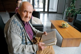 Pan Zygmunt zgodził się na zdjęcie. Jeszcze jest w tej fazie choroby, gdy czas można zająć czytaniem