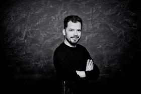 Michał Borczuch, nominowany w kategorii Teatr. Jego najnowsze realizacje to m.in. rozbijające bank z nagrodami na kolejnych festiwalach „Wszystko o mojej matce” (Łaźnia Nowa w Krakowie), z pytaniami o życie, relacje, pamięć i rolę sztuki w tym wszystkim. Czytaj więcej »