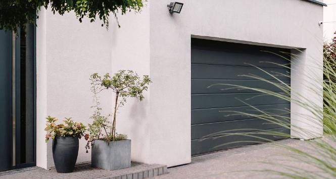 Dziś bramy garażowe traktujemy jako istotny element fasady i stawiamy im wysokie wymagania estetyczne.