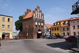 Brodnica, gotycka Brama Chełmińska z XIV w. W XIX w. było w niej więzienie, a w przejeździe waga miejska Miasto leży na Drodze Polskiej św. Jakuba