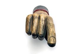 Ponieważ nie da się łatwo obwinić silniejszych od siebie, zazwyczaj ofiarą padają przedstawiciele grup o niskim statusie.