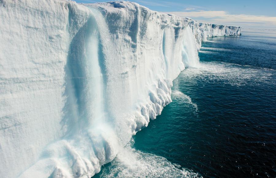 Wody roztopowe spływają do morza z powierzchni czaszy lodowej topniejącej na norweskim archipelagu Svalbard.