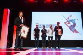 Tomasz Konior z zespołem z KONIOR Studio oraz Mariuszem Skibą, wiceprezydentem Katowic, odbierają nagrodę dla siedziby Narodowej Orkiestry Symfonicznej Polskiego Radia w Katowicach, zwycięzcy plebiscytu czytelników POLITYKI.