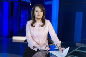 Pytana, czy czegoś w życiu żałuje, zastanawia się, czy nie pracowała zbyt intensywnie, a tym samym nie poświęcała synom zbyt mało czasu.