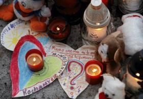 W miejscu, gdzie znaleziono ciało dziecka prawie natychmiast pojawiły się znicze, kwiaty i listy przynoszone przez mieszkańców Sosnowca.