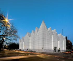 Filharmonia im. Mieczysława Karłowicza w SzczecinieAutorzy: Estudio Barozzi Veiga, współpraca ze strony polskiej: Studio A4Obiekt nie dominuje, szanuje otoczenie, dyskretnie nawiązuje do historycznej hanzeatyckiej zabudowy, a równocześnie wcale nie próbuje ukrywać swojej oryginalności. Mieszkańcy uznali go za ikonę miasta.