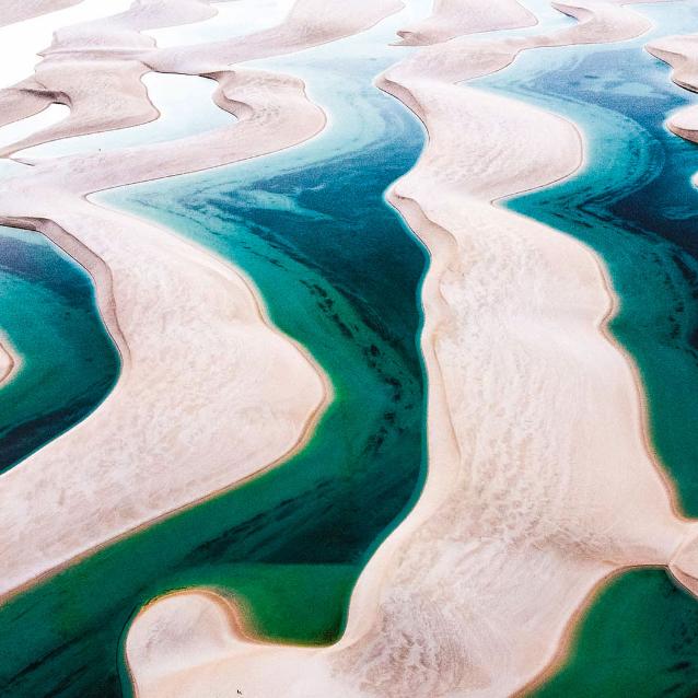 Lençóis Maranhenses – najwilgotniejsza pustynia świata – znajduje się w północno- -wschodniej Brazylii w pobliżu Oceanu Atlantyckiego. W porze deszczowej obniżenia pomiędzy wydmami wypełnia woda.
