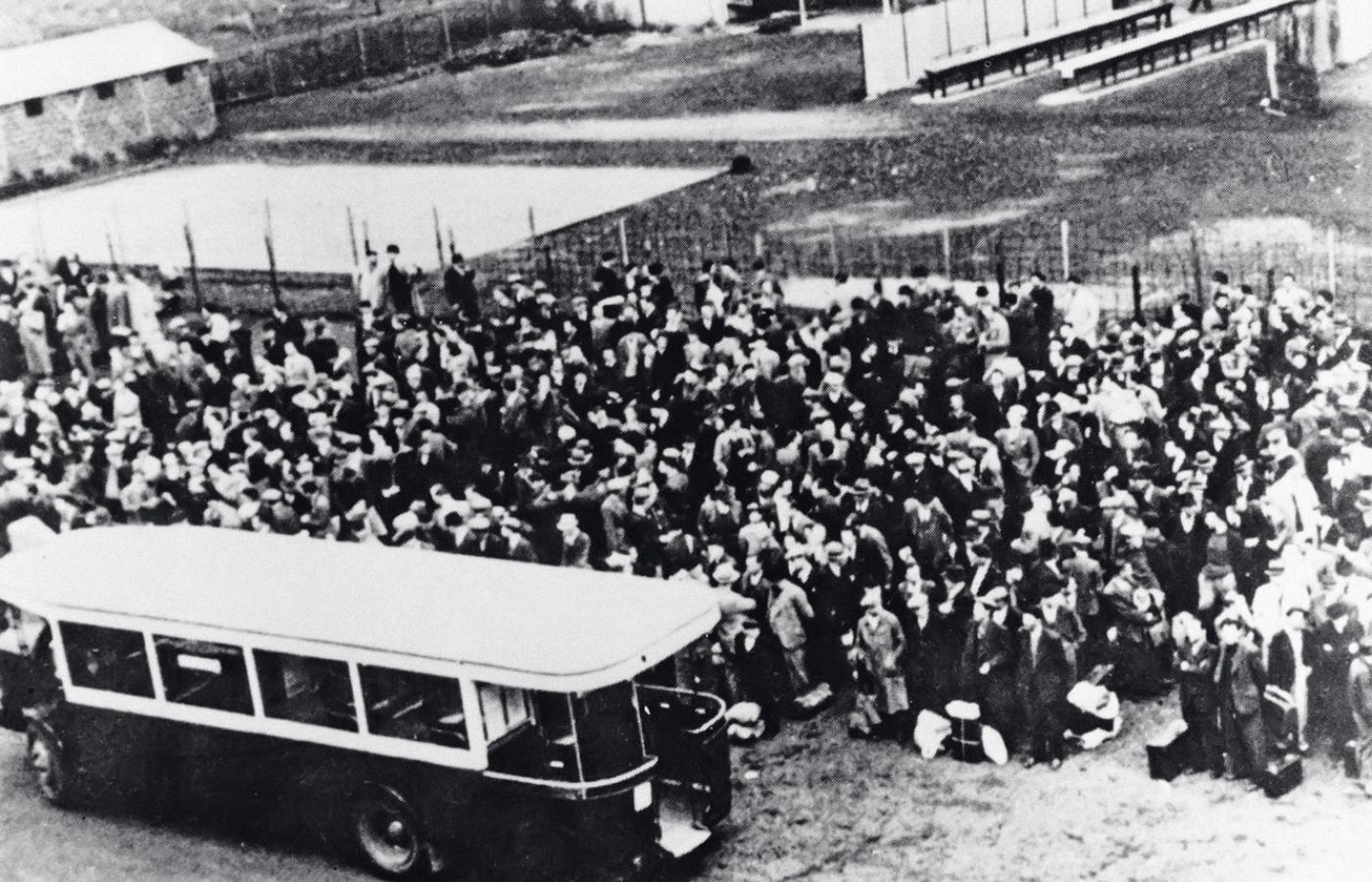 Grupa francuskich Żydów (w Pithivers lub Drancy) przed wywózką do Auschwitz.