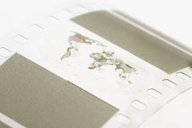 Materiały przygotowane do archiwizacji są w formie cyfrowej, jednak zapisano je na taśmie przypominającą taśmę filmową.