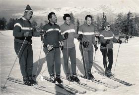 Louis Theytaz, założyciel szkoły narciarskiej Thyon-les Collons, razem ze swoimi podopiecznymi.
