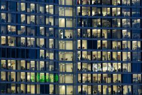 Często zwątpienie dopada osoby na stabilnych etatach, z pozoru nieźle zakotwiczone w korpokapitalizmie.