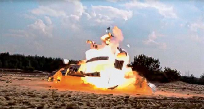 Kadr z zapisu „eksperymentu” komisji Macierewicza dokonanego na modelu fragmentu samolotu