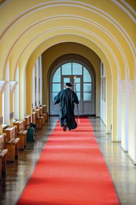 Nadal trudno jest wyrzucić z uniwersytetu kogoś ze starej kadry, lecz za to nowo zatrudnieni mają dziś etaty nader niestabilne i prowizoryczne.