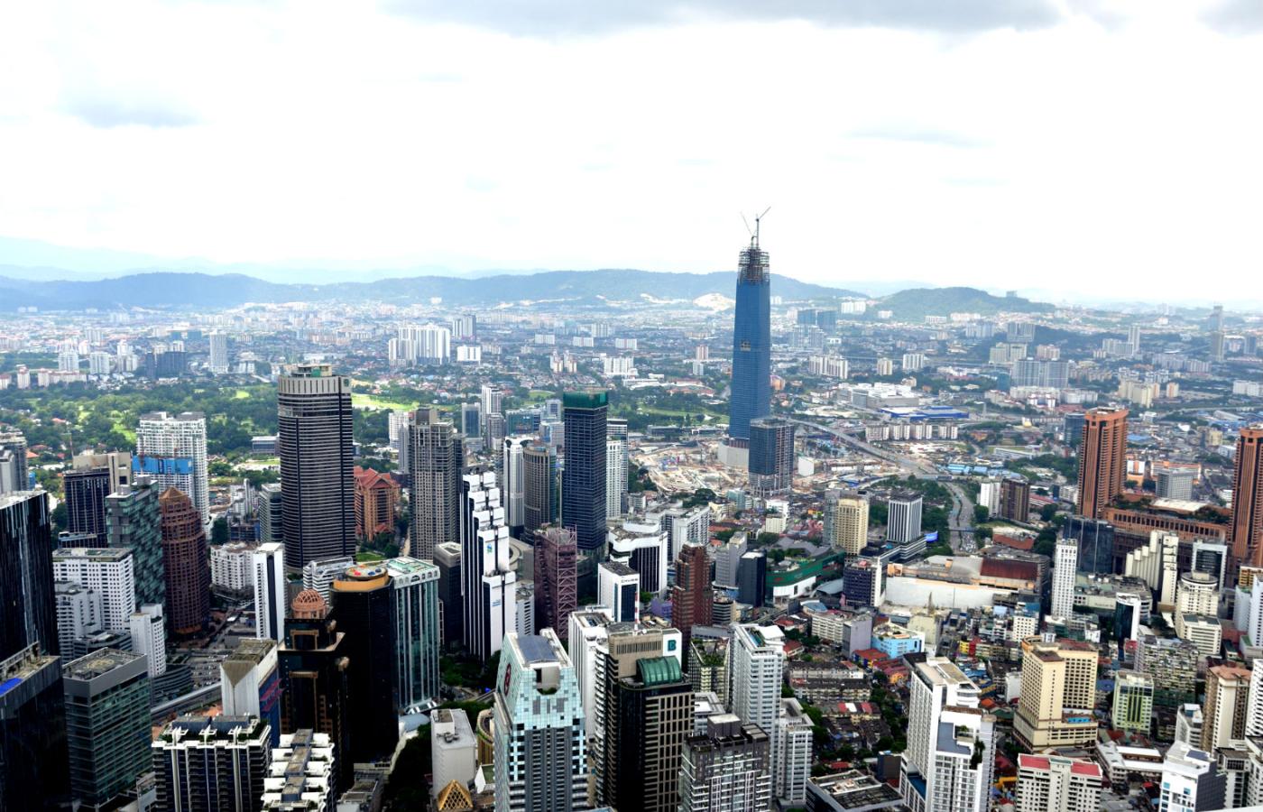 Kuala Lumpur chciałaby być drugim Singapurem i dobrze naśladuje jego wieżowce.