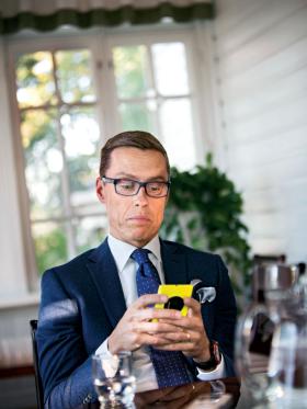 Premier Stubb: „Nie może być tak, że zmagająca się z kryzysem Finlandia pożycza jeszcze Grecji pieniądze na wieczne nieoddanie”.