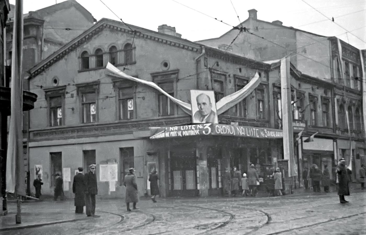 Zdjęcie Władysława Gomułki i hasła komunistycznego bloku demokratycznego na ul. Piotrkowskiej w Łodzi w dniu wyborów do Sejmu, 19 stycznia 1947 r.
