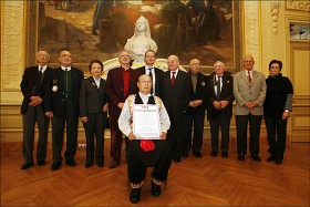 Djoua Lu Yang – partyzant Hmong walczył dla Francji, a później dla Ameryki, niedawno doczekał się uznania. Na zdjęciu w otoczeniu Francuzów zaangażowanych w Indochinach.