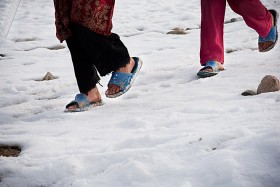 Dziewczynki w drodze do szkoły. Marsz zajmuje im około godziny.  Dolina Smoka, Bamian, 2009