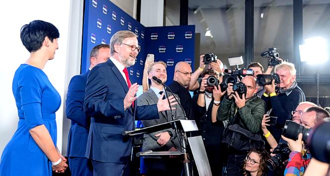 Lider zwycięskiej koalicji SPOLU Petr Fiala (w okularach)