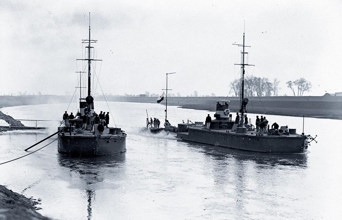 Monitory polskiej Flotylli Pińskiej na Kanale Królewskim. Zatopiona przez „Wanię” kanonierka wchodziła w jej skład do 1939 r.