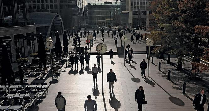 Canary Wharf – kompleks biurowy we wschodnim Londynie, w dzielnicy Tower Hamlets. Kryzys wlał sie do Europy przez Londyn, gdzie mieszczą sie europejskie centrale globalnych banków.