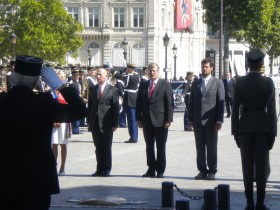 Odwiedzając to miejsce, prezydent złożył wieniec przed Grobem Nieznanego Żołnierza...