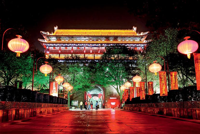 Brama południowa Xi’an nocą.