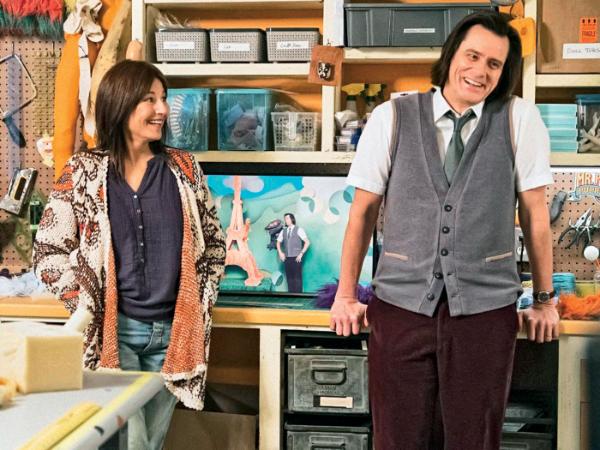 Jim Carrey w roli Pana Picklesa, obok Catherine Keener jako Deidre.