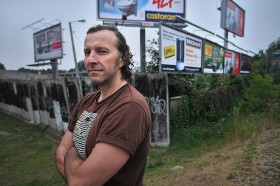 Marcin Rutkiewicz i jego koledzy ze Stowarzyszenia MojeMiastoAwNim.pL przez cztery lata czyścili Warszawę z warstw plakatów i lobbowali urzędników.