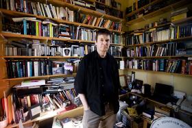 Ian Rankin jest autorem bestsellerowej serii ponad 20 kryminałów, których bohaterem jest edynburski policjant John Rebus.