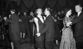 Szerszy krąg wybrańców bawi się w gmachu Politechniki, 31 grudnia 1954 r.