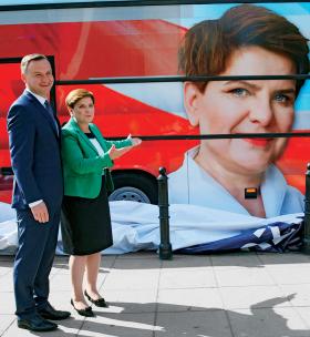 O ile Beata Szydło wie, że może być wymieniona w każdej chwili, o tyle Duda mógł przynajmniej spróbować budować własną legendę.