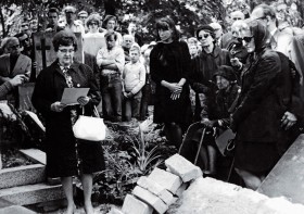 Pogrzeb Pawła Jasienicy, 1970 r. Pierwsza z prawej: Zofia Beynar-OBretenny