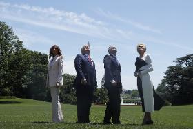 Polska para prezydencka macha z parą prezydencką USA na południowym trawniku Białego Domu przelatującym samolotom bojowym. To nie jest obrazek, który dziś dodaje otuchy opozycji.