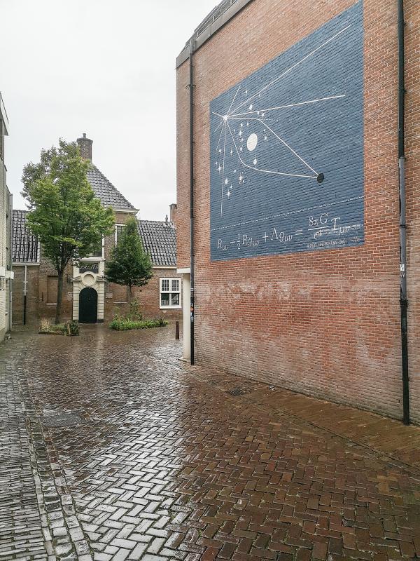 Einsteinowskie równanie pola na ścianie Rijksmuseum Boerhaave